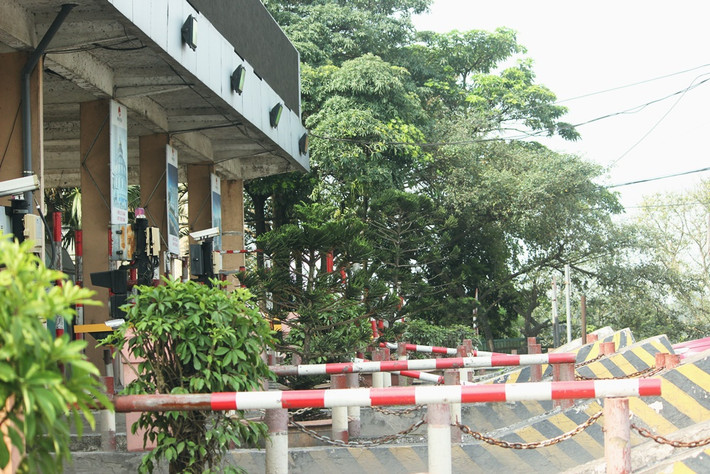 Trong khi đó gác chắn barie ở các làn đường bên trong trạm BOT Bắc Thăng Long - Nội Bài vẫn được gạt lên.