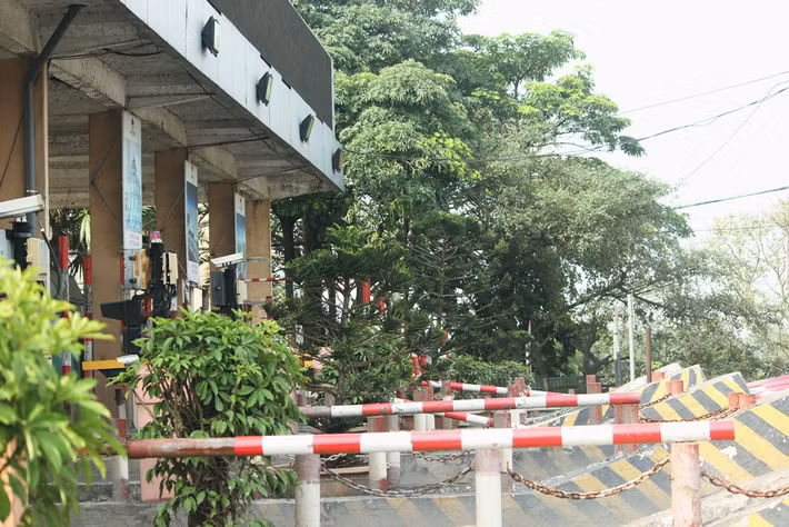 Trong khi đó gác chắn barie ở các làn đường bên trong trạm BOT Bắc Thăng Long - Nội Bài vẫn được gạt lên.