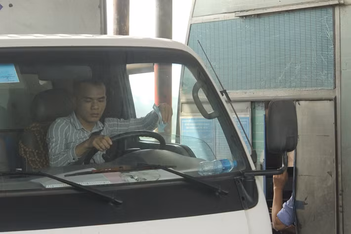 Việc tài xế chủ động mua vé khi qua trạm BOT Bắc Thăng Long - Nội Bài trong sáng nay cũng chỉ có một số ít.