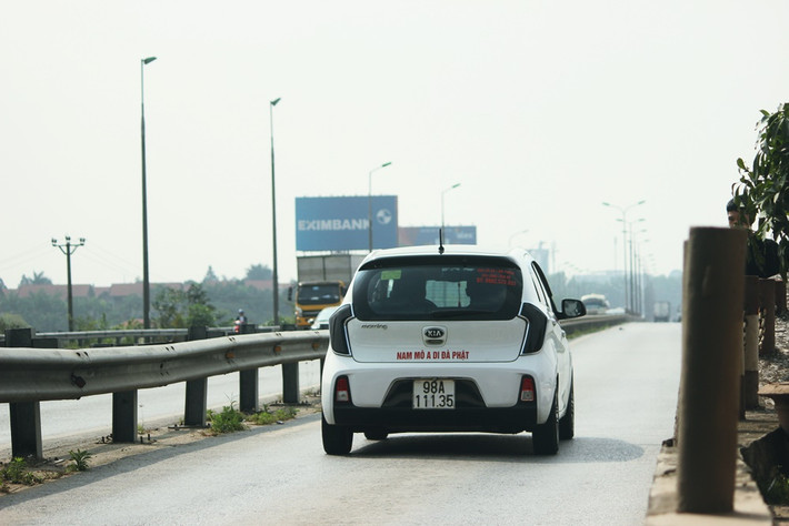 Tài xế chạy thẳng qua trạm và không mua vé vì cho rằng, trạm BOT của Công ty Cổ phần BOT Vietracimex 8 đặt nhầm chỗ.