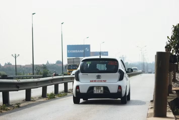 Tài xế chạy thẳng qua trạm và không mua vé vì cho rằng, trạm BOT của Công ty Cổ phần BOT Vietracimex 8 đặt nhầm chỗ.