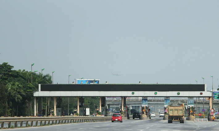 Ghi nhận của PV Kiến Thức sáng ngày 21/2/2019, sau hơn 2 tháng xảy ra sự việc tài xế tập trung phản đối trạm BOT Bắc Thăng Long - Nội Bài (Hà Nội - Công ty Cổ phần BOT Vietracimex 8 làm chủ đầu tư) thu phí "hộ" tuyến tránh TP Vĩnh Yên (việc phản đối diễn ra từ ngày 18/12/2018), hầu hết cánh tài xế di chuyển qua đây vẫn không mua vé.