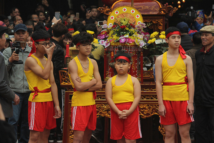 Ngoài ra cả 4 đội thi tương ứng với 4 giáp tham gia lễ hội. Các đội phải cử ra một thiếu niên tham gia thi chạy đến bờ sông Nhuệ để lấy nước về nấu cơm...