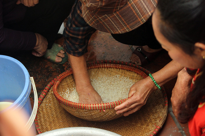 Gạo sau khi được giã sẽ đem vo sạch để loại bỏ trấu.