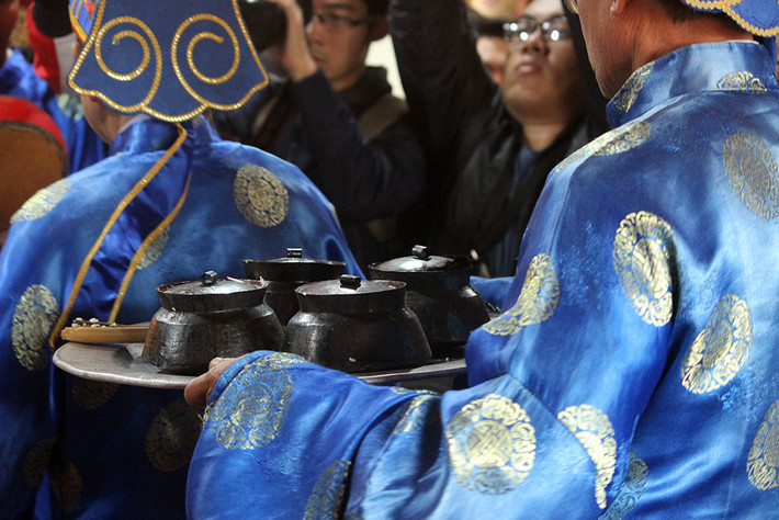 Cả 4 niêu cơm được đưa vào bên trong đình để đánh giá, nhận xét.