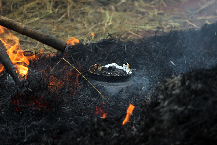 Lửa thổi cơm cần phải đun đều, sau khi cơm cạn nước sẽ được đắp rơm xung quanh để ủ cho niêu cơm chín đều.