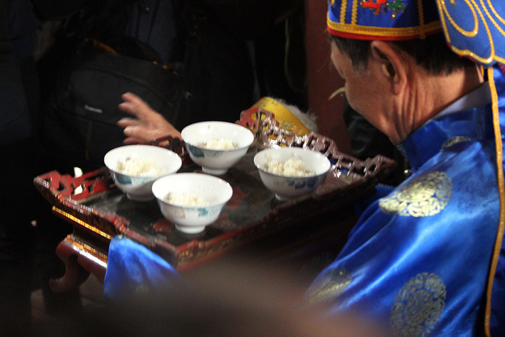 Các bô lão trong làng sẽ căn cứ vào mùi thơm, độ trắng, độ dẻo của hạt cơm để đánh giá nhận xét niêu cơm ngon nhất. Sau đó, niêu cơm ngon sẽ được đưa lên bàn thờ để cúng Thành hoàng làng.