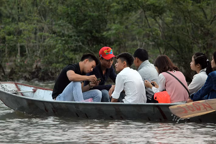 Điều đáng chú ý, thời điểm phóng viên ghi nhận trên suối Yến thường xuyên có sự xuất hiện của thuyền ban tổ chức, lực lượng chức năng..., nhưng cảnh tượng du khách trẩy hội chùa Hương đánh bài ăn tiền diễn ra rất nhiều.