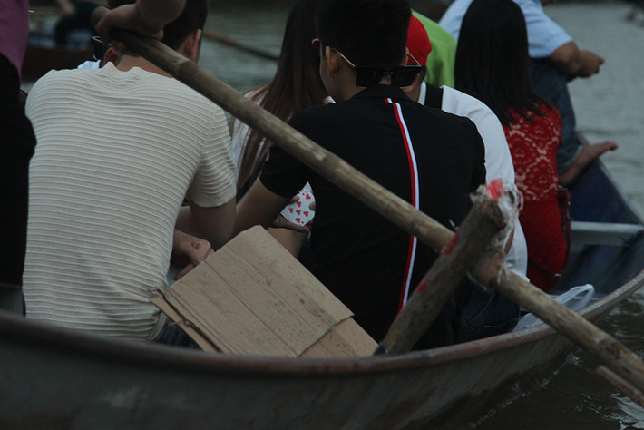 Du khách "hồn nhiên" sát phạt nhau trên suối Yến.