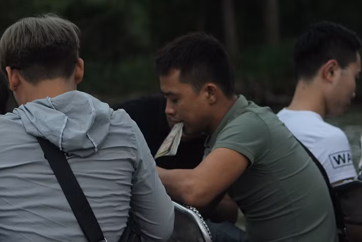 Hình ảnh du khách đánh bài ăn tiền vô cùng phản cảm.