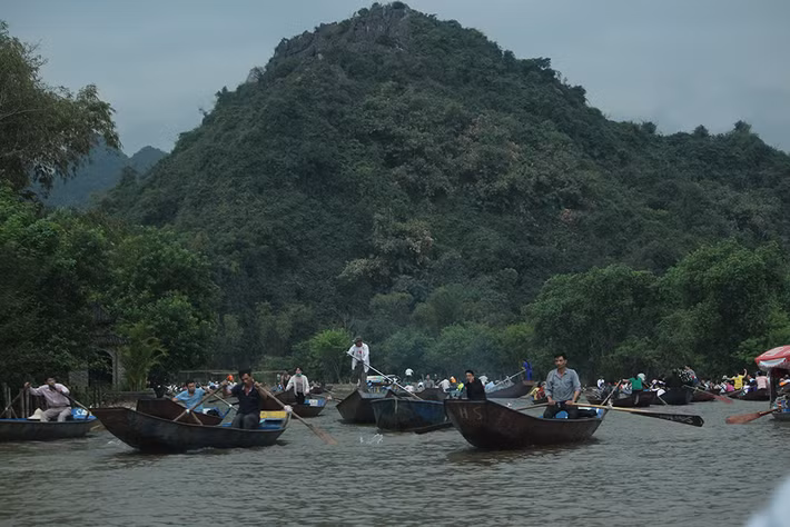 Khoảng 6h30 ngày 10/2 (tức mùng 6 Tết), dòng người tiếp tục đổ dồn về chùa Hương (Mỹ Đức, Hà Nội) để lễ Phật, cầu may vẫn vô cùng đông đúc. Từ sáng sớm, trên suối Yên đã có hàng nghìn lượt đò đưa đón du khách đi trẩy hội chùa Hương.
