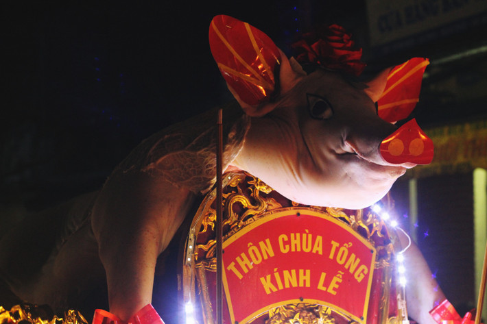 Theo các cụ cao niên ở La Phù, lễ hội rước “ông lợn” của xã có từ bao đời nay. Lễ hội diễn ra là để tưởng nhớ công ơn ông Tĩnh Quốc Tam Lang dưới thời Hùng Duệ Vương thứ 6 đã có công gìn giữ bờ cõi. Trước mỗi khi lên đường đi đánh giặc, Tĩnh Quốc Tam Lang lại mổ lợn, thổi xôi khao quân.