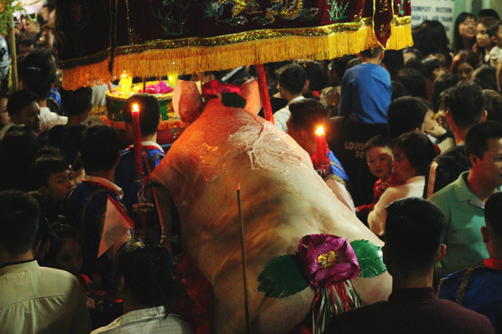 Từ đó, ngày 13 rạng sáng 14 tháng Giêng âm lịch hàng năm, người dân ở xã La Phù lại náo nức tổ chức lễ tế, hội rước “ông lợn”. Người dân trong làng mang lợn đến dâng và tôn ông là Thành Hoàng Làng.