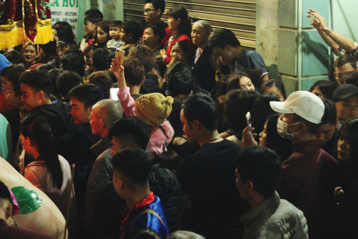 Các tuyến đường trong xã có đoàn rước "ông lợn" đi qua đều chật kín người xem.