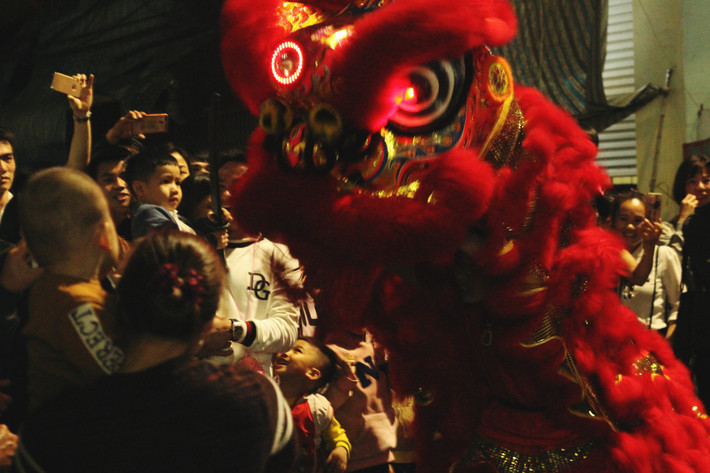 Các “ông lợn” đi đến đâu trong làng thì tiếng trống đánh rộn ràng, múa lân linh đình đến đó.