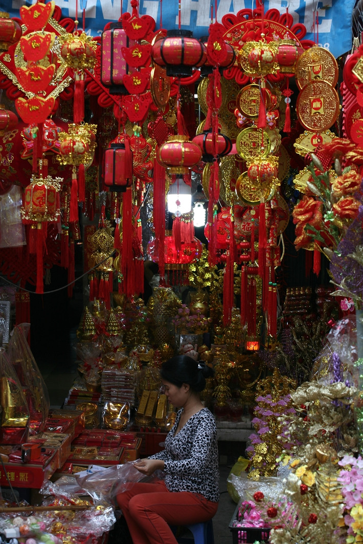 Khảo sát của PV cho thấy, các mặt hàng dây treo đèn lồng ở phố Hàng Mã được bán với giá từ 15 nghìn đồng/dây; dây trang trí viết chữ chúc mừng năm mới, vạn sự như ý… được bán 3 nghìn đồng/dây nhỏ; câu đối cao 80cm bán 220 nghìn đồng/đôi; đèn lồng từ 200 – 600 nghìn đồng/chiếc…