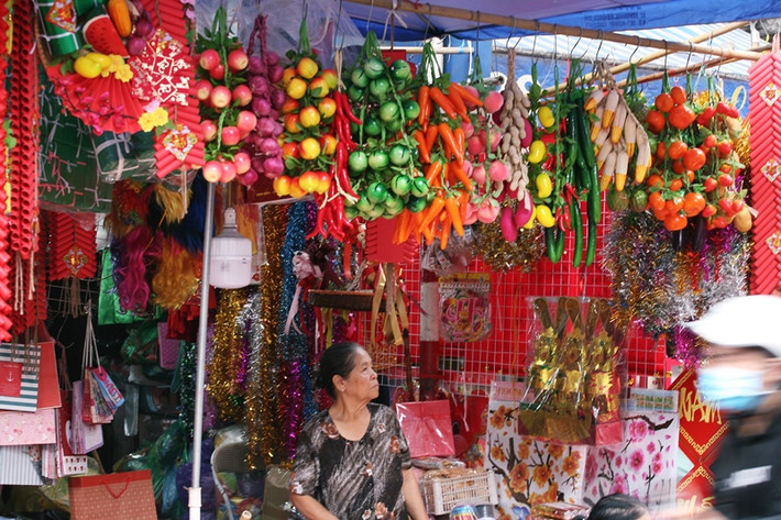 Năm nay, phố Hàng Mã còn xuất hiện nhiều chùm ngũ quả giả vô cùng độc đáo.