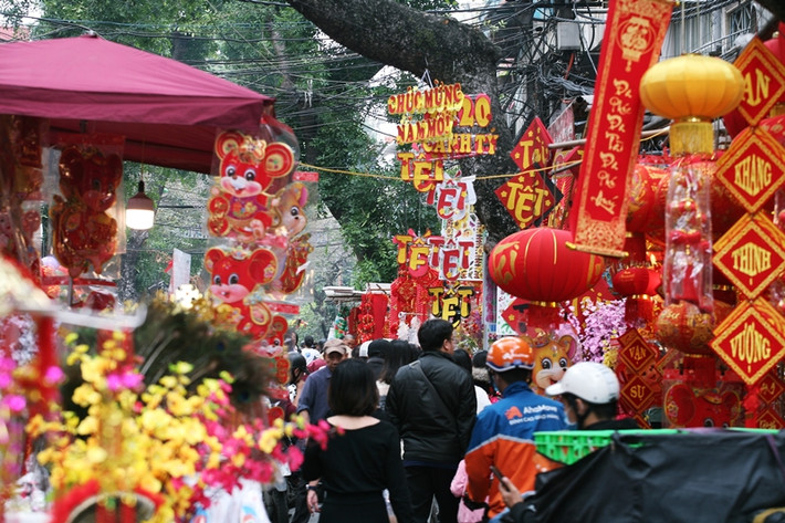 Sắc màu của ngày Tết cùng với không khí vui nhộn tràn ngập trên phố Hàng Mã.