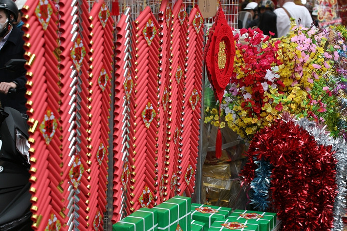 … hay là pháo cũng được bày bán đa dạng.