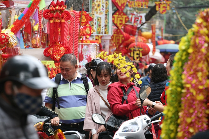 Ai nấy cũng háo hức, phấn khởi khi đến phố Hàng Mã vào dịp Tết đến, xuân về.