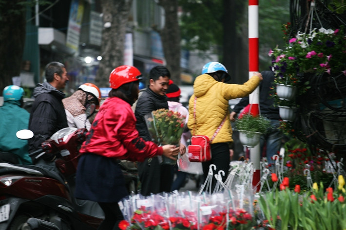 Do chợ hoa Hoàng Hoa Thám không có bãi gửi xe, cũng như tránh gây ùn tắc giao thông nên những người mua chỉ có thể dừng lại một cách chớp nhoáng để lựa chọn.