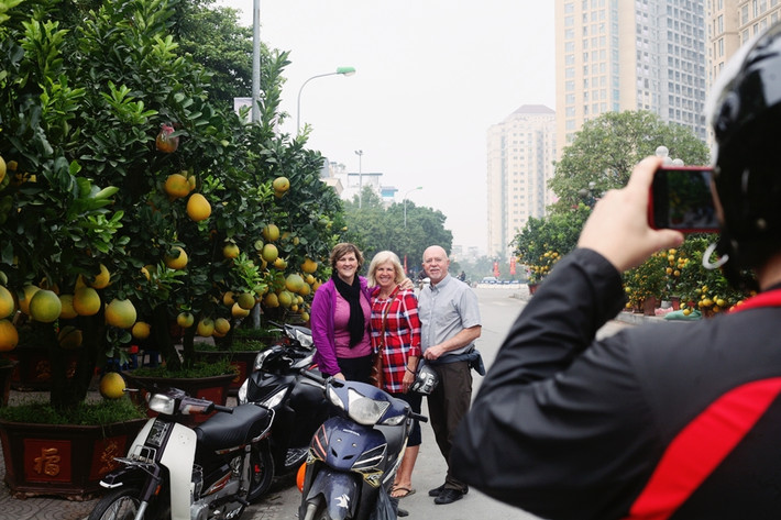Nhiều du khách nước ngoài tỏ ra thích thú khi được ngắm nhìn những cây bưởi cảnh Việt Nam dịp Tết Nguyên đán 2020 tại đường Lạc Long Quân. Họ còn cùng nhau lưu lại những bức ảnh ngay cạnh những trái bưởi sai trĩu cành để làm kỷ niệm.