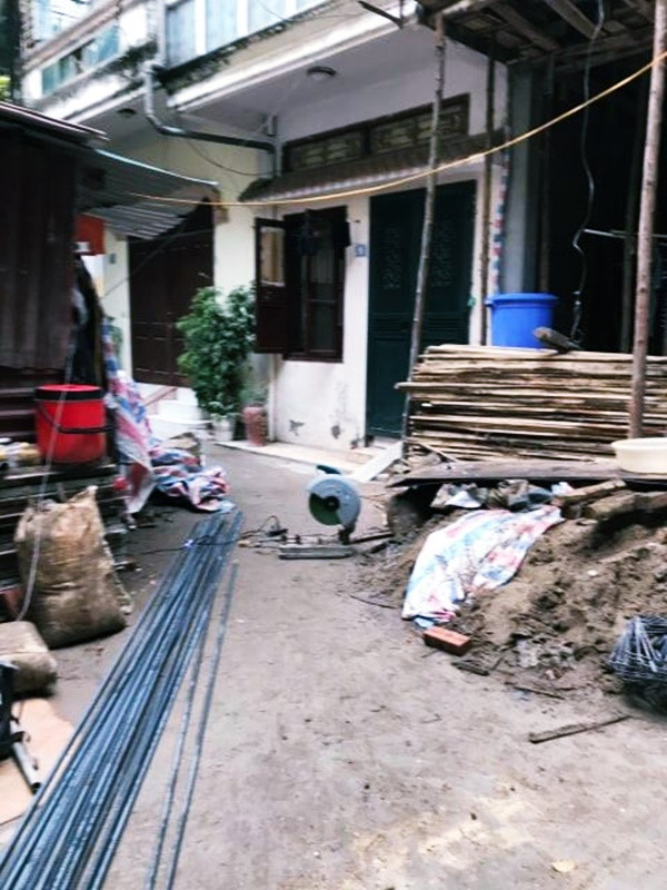 Lối đi chung của các hộ dân trong ngõ bị vật liệu xây dựng công trình chặn hết, việc di chuyển gặp khó khăn. "Không chỉ bức xúc vì công trình thi công không đảm bảo an toàn mà chúng tôi còn phát hiện công trình có dấu hiệu sai thiết kế nên vô cùng bức xúc. Nhiều lần người dân trong ngõ đã đối thoại với chủ hộ nhưng gia đình vẫn không thực hiện. Chúng tôi đã gửi khiếu nại lên cơ quan chức năng", một người dân ngõ 162 Hoàng Hoa Thám nói.
