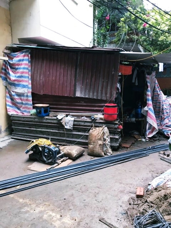 Lấn chiếm cả lối đi chung.