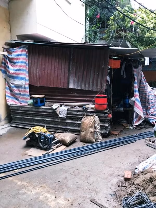 Lấn chiếm cả lối đi chung.