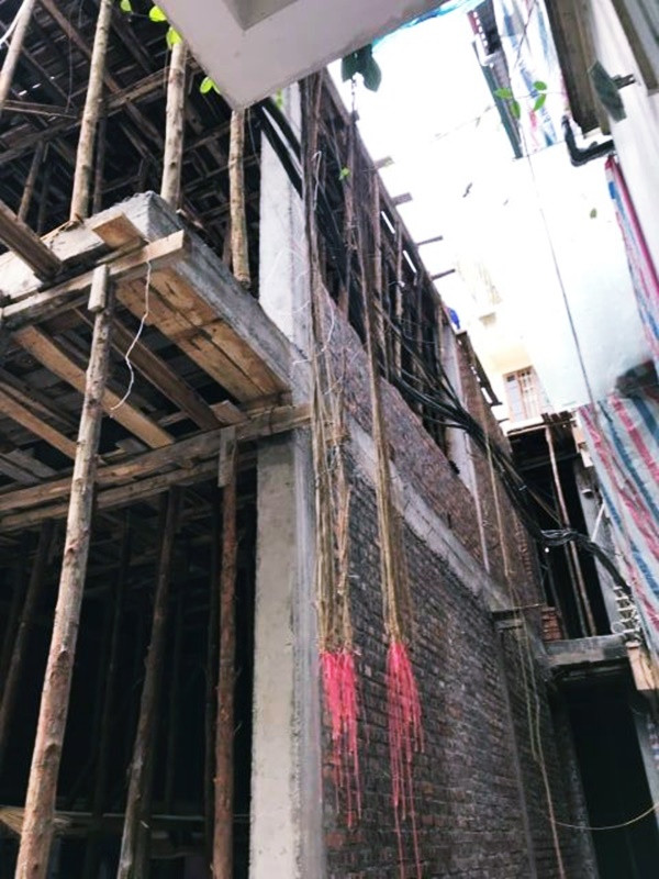 Mới đây, PV Kiến Thức nhận được phản ánh của các hộ dân sinh sống trong ngõ 126 Hoàng Hoa Thám (phường Thụy Khuê, quận Tây Hồ, Hà Nội) về công trình số 11 thuộc ngõ này đang xây dựng lên đến tầng thứ 2 nhưng không thực hiện các biện pháp che chắn gây ô nhiễm, nguy hiểm hơn là tiềm ẩn sự mất an toàn, đe dọa tính mạng nhiều người.