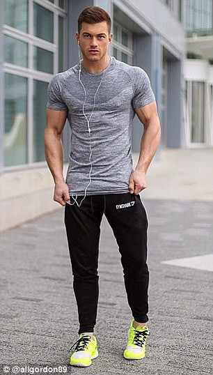 Ali Gordon đã tập luyện được 7 năm. Anh chàng 26 tuổi sở hữu thân hình cực nam tính với những múi cơ săn chắc, bờ vai rộng và bụng 6 múi. Quen biết Lydia, Ali cảm thấy cần phải giúp nữ blogger này thay đổi nên đã lên một chương trình giảm cân, tập luyện để giúp cô gái trẻ có được thân hình đẹp, săn chắc hơn.