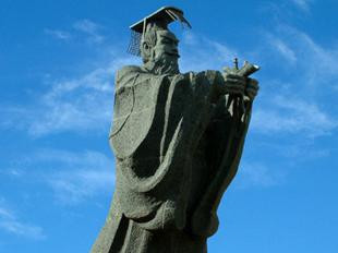 Năm 211 TCN, một thiên thạch lớn đã rơi xuống Đông Quận, một dấu hiệu đáng ngại cho Tần Thủy Hoàng. Tình hình càng thêm xấu đi khi có ai đó đã khắc dòng chữ “Hoàng đế chết, đất sẽ bị chia” lên hòn đá. Một số người xem đó như là điềm báo về cái chết của hoàng đế. Vì không có ai nhận đã viết dòng chữ kia, nên tất cả những người sống gần đó đều bị xử tử. Thiên thạch bị đốt cháy và nghiền thành bột. Tuy nhiên, chưa đầy một năm sau hoàng đế qua đời khi đang đi kinh lý ở phía đông năm 210 TCN. Nguyên nhân cái chết là do uống thuốc thủy ngân vốn nhằm mục đích giúp hoàng đế bất tử.