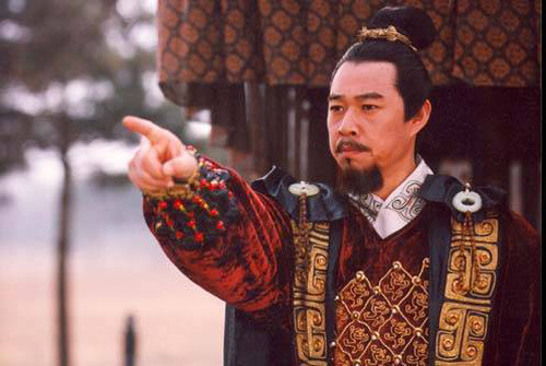 Đề phòng thần dược không có tác dụng, năm 215 TCN, hoàng đế đã ra lệnh xây một ngôi mộ khổng lồ cho mình. Các kế hoạch cho ngôi mộ bao gồm dòng chảy các con sông thủy ngân, những cái bẫy nỏ để ngăn chặn những kẻ đào mộ và các bản sao cung điện trần thế của hoàng đế. Để bảo vệ Tần Thủy Hoàng ở thế giới bên kia và có lẽ để ông có thể chinh phục thiên đàng giống như khi ông cón sống, hoàng đế cho làm một đội quân đất nung với ít nhất 8.000 binh sĩ bằng đất sét đặt trong mộ. Đội quân này bao gồm ngựa, xe và vũ khí. Mỗi chiến binh là một cá thể với các đặc điểm khuôn mặt độc đáo, mặc dù cơ thể và chân tay đều được làm từ đất.