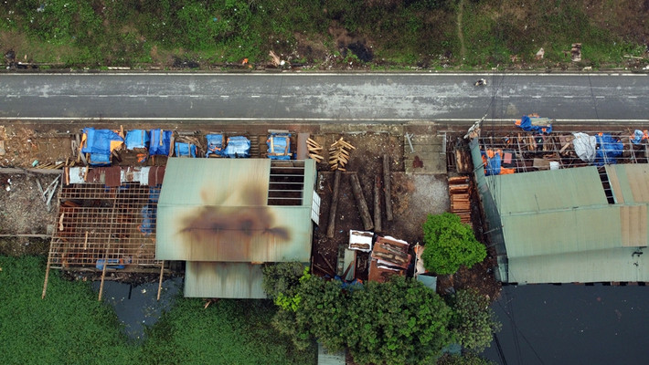 Tuy nhiên, câu hỏi mà dư luận thắc mắc: Không hiểu vì sao trong suốt thời gian dài chính quyền địa phương lại có thể để hàng loạt nhà xưởng xây dựng và hoạt động trái phép trên đất nông nghiệp, đặc biệt là khu Trũng Phan?