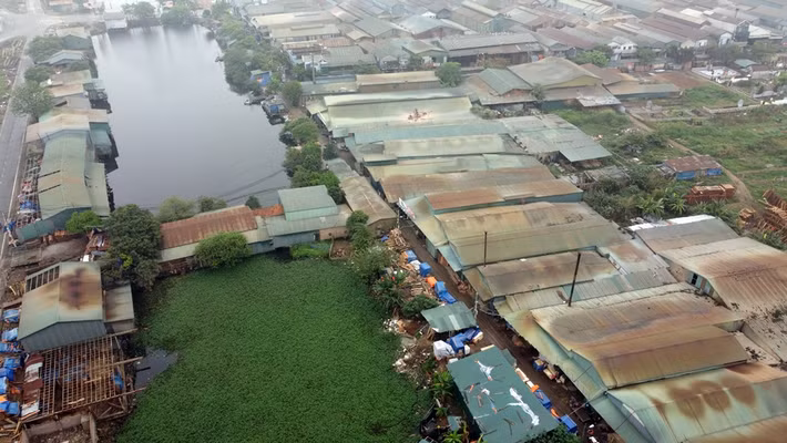 Tuy nhiên theo phản ánh của người dân, tại khu Trũng Phan (cụm 1, xã Liên Hà, huyện Đan Phượng, TP Hà Nội) vẫn tồn tại loạt nhà xưởng sản xuất gỗ xây dựng trái phép trên đất nông nghiệp.