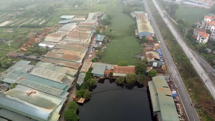Ông Nguyễn B.L (người dân) cho hay, dù nhiều nhà xưởng đua nhau “mọc” lên, nhưng chính quyền xã Liên Hà lại dường như bất lực, thậm chí có dấu hiệu "làm ngơ", “bật đèn xanh” cho những sai phạm?