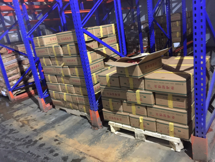 Tại thời điểm kiểm tra, lực lượng chức năng phát hiện kho lạnh An Việt là nơi cất giữ 25 tấn đùi gà hun khói Hàn Quốc hết hạn. Trong đó, có tới 12 tấn đùi gà hun khói đã hết hạn sử dụng từ ngày 9/3/2019, nhưng chủ cơ sở vẫn đang gia hạn thêm thời gian sử dụng đến ngày 1/3/2020.