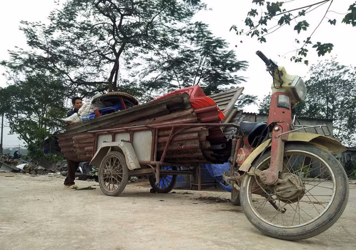Người dân khẩn trương thu dọn đồ đạc chuyển đi.
