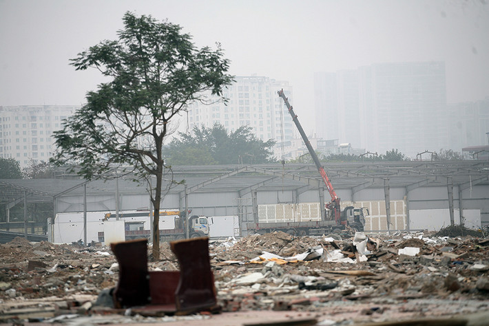 Nhiều nhà xưởng, hàng quán nằm trên khu đất rộng hơn chục ha, xung quanh khu vực sân vận động quốc gia Mỹ Đình cũng được tháo dỡ để nhường đất làm đường đua xe F1.