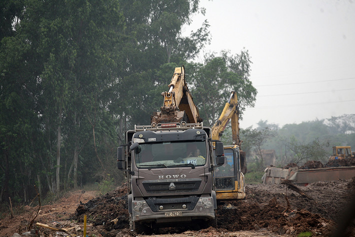 Những ao hồ quanh cánh đồng Phú Đô thuộc dự án cũng nhanh chóng được máy xúc, ô tô san ủi lấp mặt bằng.