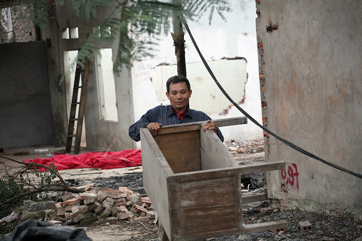 Cũng có không ít người dân tỏ ra bùi ngùi khi phải di dời đi vì họ gắn bó với khu đất này đã nhiều năm để sinh sống, chăn nuôi, trồng trọt.