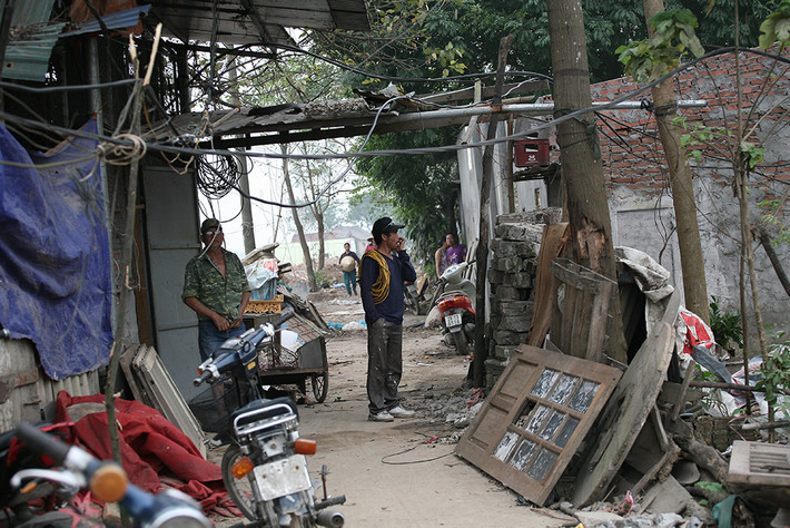 Người dân hối hả thu dọn.