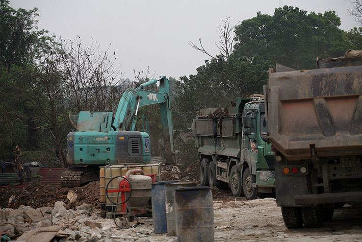 Máy xúc, ô tô được huy động đến công trường để tiến hành giải phóng mặt bằng.