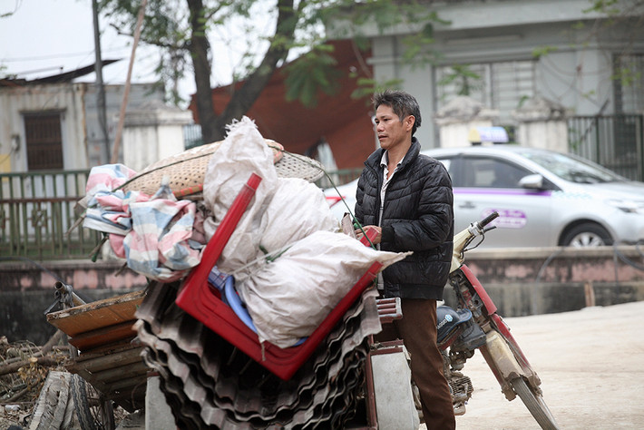 Ghi nhận của PV Kiến Thức chiều ngày 4/3, người dân, công nhân ở khu nhà tạm tại khu vực Đồng Vê (phường Phú Đô, quận Nam Từ Liêm, TP Hà Nội) vẫn đang hối hả tháo dỡ, di dời đồ đạc cùng tài sản và vật nuôi để nhường đất phục vụ dự án làm đường đua xe F1 của Hà Nội.