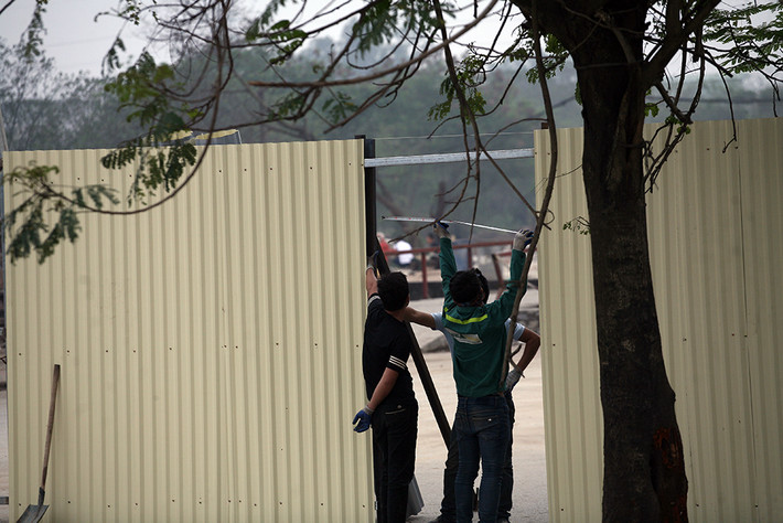 Các công nhân dựng hàng rào tôn, nghiêm cấm những người không phận sự vào bên trong để phục vụ cho việc thi công dự án được thuận lợi, an toàn.