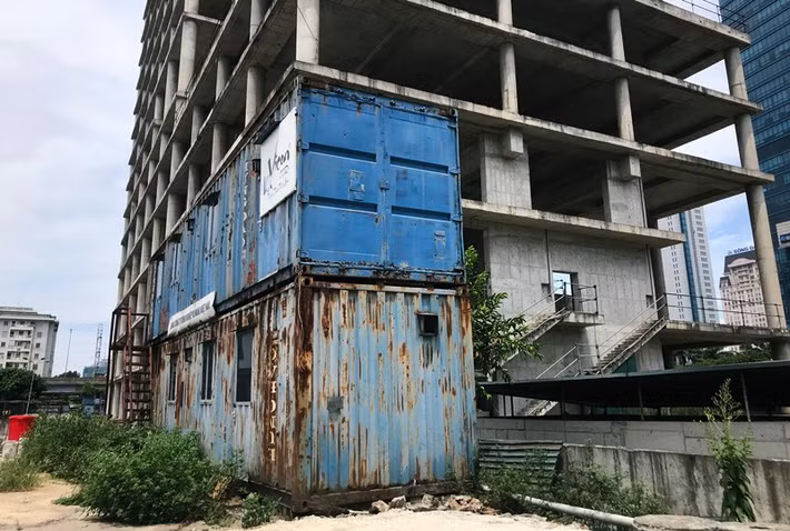 Công trường dự án không có bất kỳ hoạt động xây dựng nào, cỏ hoang mọc ở nhiều nơi, hàng rào bao quanh đã xuống cấp.