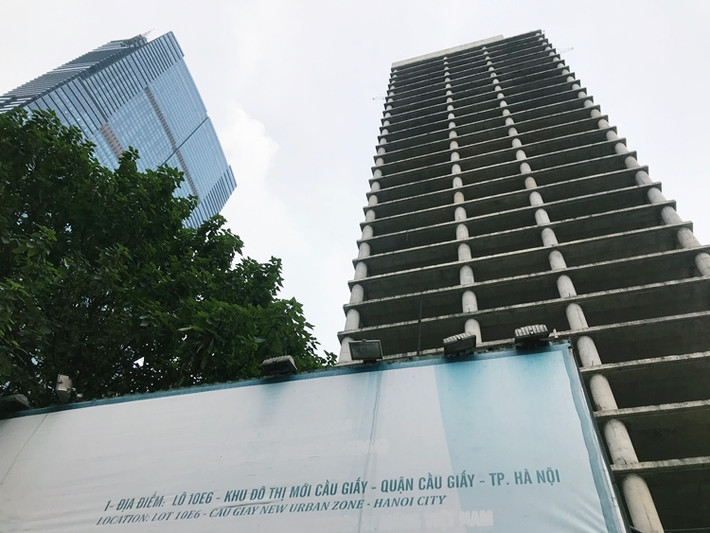 Sau khi xây dựng xong phần thô chủ đầu tư đã xin lùi thời hạn hoàn thành dự án sang cuối năm 2017. Đến nay, tòa tháp nghìn tỷ của Vicem vẫn chỉ bỏ hoang.