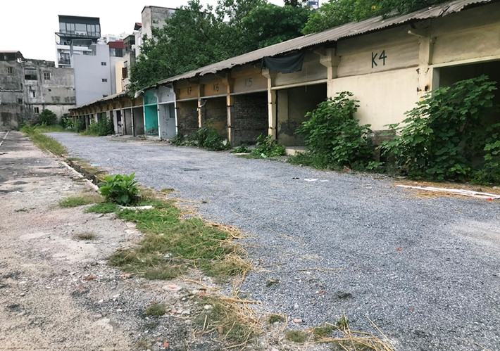 Khu vực để xe hiện nay đã xuống cấp.