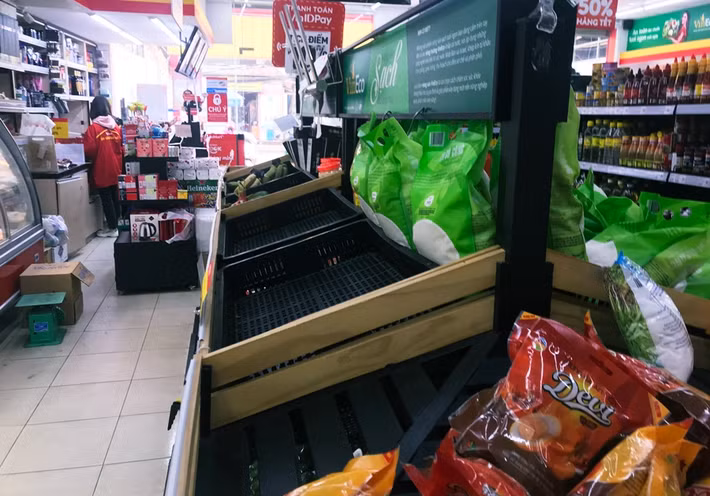 Tương tự, ở một siêu thị lớn khác nằm trên phố Đồng Me (phường Mễ Trì, Nam Từ Liêm, Hà Nội) mặt hàng rau củ quả cũng gần như được khách hàng mua hết. Một số thông tin cho rằng tình trạng các mặt hàng thực phẩm ở siêu thị Hà Nội "cháy" liên tục như vậy là do người dân đang "gom" lương thực để tránh phải ra ngoài, phòng lây nhiễm dịch bệnh do virus corona?