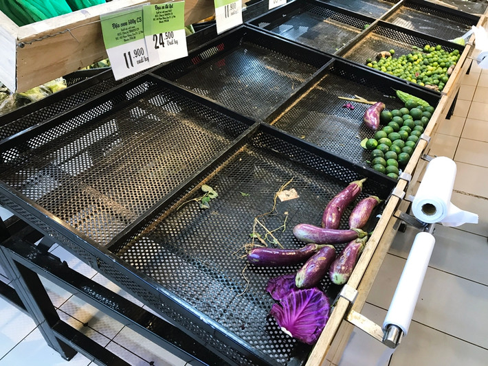 Hầu hết, khu gian hàng rau củ quả tại siêu thị nằm trên đường Mễ Trì (quận Nam Từ Liêm, Hà Nội) đều được khách hàng mua sạch.